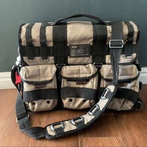 Oakley SI Tactical Field Gear Bag Desert Tan Laptop Messenger Crossbody Pack